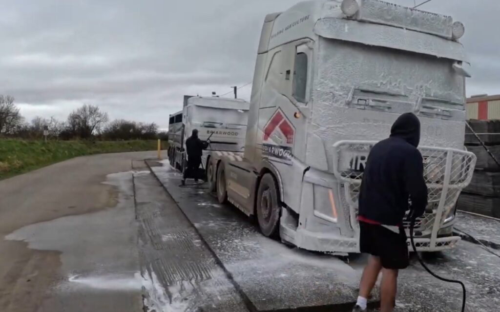 Fleet Vehicle Cleaning with Hot & Cold Washers